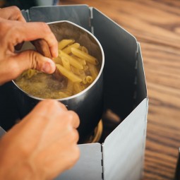 Solo Stove Windscreen beim Kochen im Einsatz