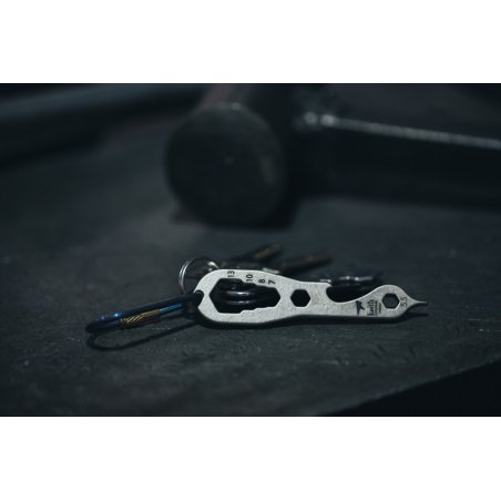 Keith Titanium Titan Multitool am Schlüssel befestigt