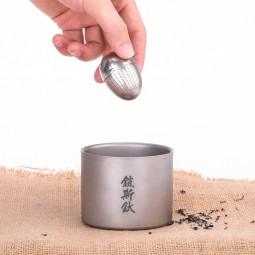 Keith Titanium Egg Shape Tea Filter in Becher einsetzen