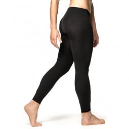 Woolpower Long Johns 200 Unisex Schwarz von weiblichem Model getragen