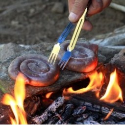 Swiss Advance Grillzange Gabel Saiga beim Grillen