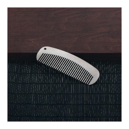 Keith Titanium Ultrathin Purse Comb auf dunkler Unterlage Keith Titanium Ultrathin Purse Comb auf dunkler Unterlage