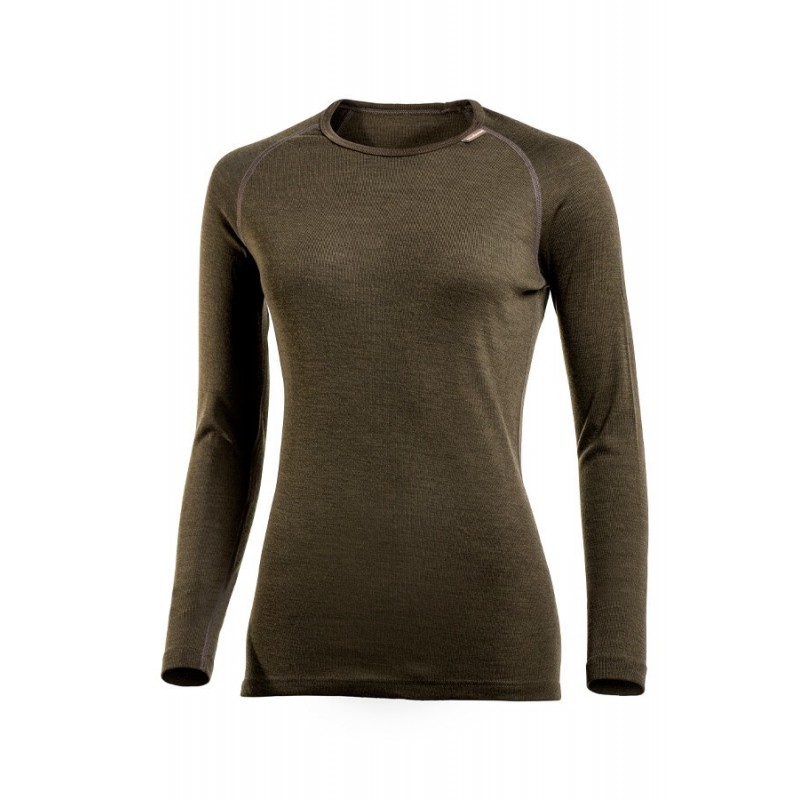 Woolpower Lite Crewneck Oliv weibliches Modell Woolpower Lite Crewneck Oliv weibliches Modell