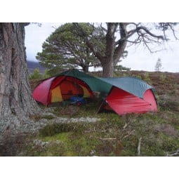 Hilleberg Tarp 10 UL Grün als geschütztes Verbindungsdach zwischen zwei Zelten