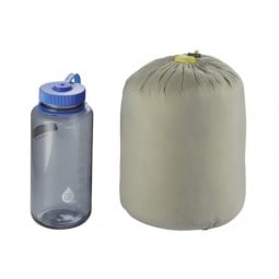 Therm-a-Rest Corus 32 Quilt Packmaß verglichen mit einer 1L Nalgene Weithalsflasche