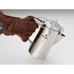 Snow Peak Classic Kettle sollte nach dem Einsatz über dem Feuer mit einem Handschuh bewegt werden