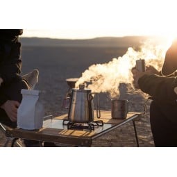 Snow Peak Field Barista Kettle auf einem Kocher