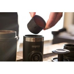 Wacaco Nanopresso Barista Kit mit einem Filterkorb im Einsatz