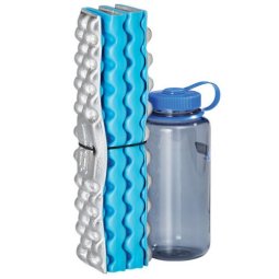 Therm-A-Rest Z-Seat Sitzkissen Packmaß im Vergleich mit einer Trinkflasche