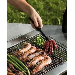 BBQ Pitts Grillzange im Einsatz