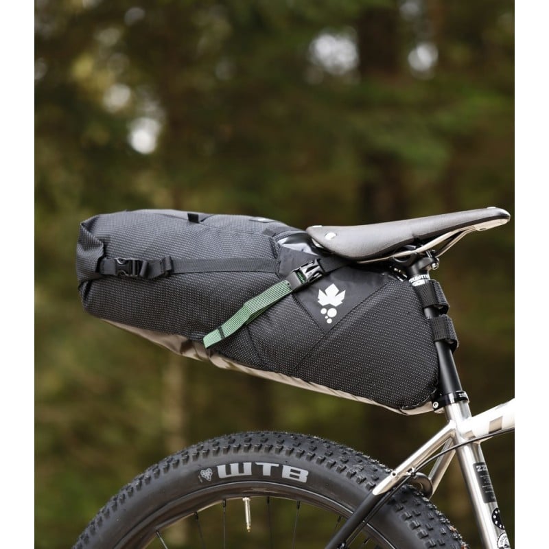 Miss Grape Cluster 20 WP Seat Pack montiert von der Seite Miss Grape Cluster 20 WP Seat Pack montiert von der Seite