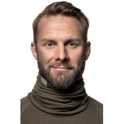 Woolpower Lite Tube Pine Green um den Hals getragen