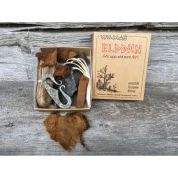 Wilma Elddon Deluxe Firelighting Kit mit Zunderschwamm davor gelegt