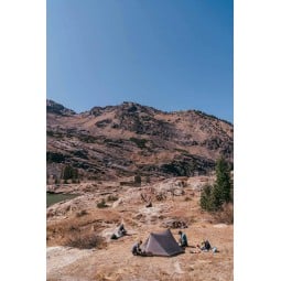 Gossamer Gear The Two Einwandzelt aufgebaut in karger, sommerlicher Wüstenlandschaft