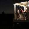MPOWERD Luci Solar String Lichterkette in der Nacht auf einem Balkon