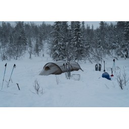 Hilleberg Kaitum 3 Zelt Grün im Schnee aufgebaut