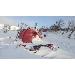 Hilleberg Keron 3 Zelt Rot im Schnee aufgebaut