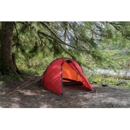 Hilleberg Nallo 2 Zelt Rot aufgebaut