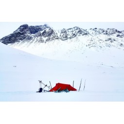 Hilleberg Nallo 3 Zelt im Schnee aufgebaut