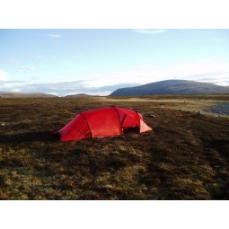 Hilleberg Nallo 4 GT Zelt Rot aufgebaut