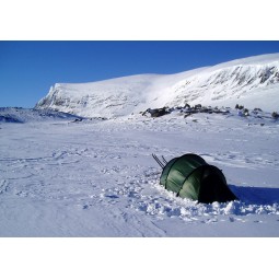 Hilleberg Nallo 4 GT Zelt Grün im Schnee aufgebaut