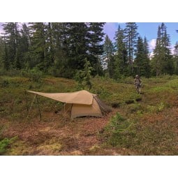 Hilleberg Rogen Zelt Sand mit separat erhältlichem Tarp aufgebaut