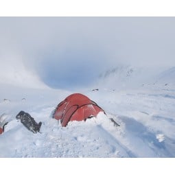 Hilleberg Saitaris Zelt Rot im Schnee