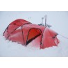 Hilleberg Saitaris Zelt Rot mit eingegrabener Schneestufe in der Apsis