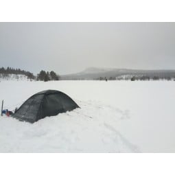 Hilleberg Unna Zelt Grün im Schnee aufgebaut