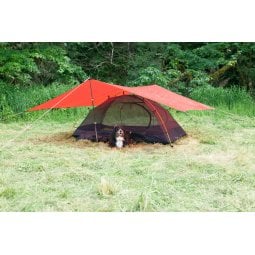 Hilleberg Rogen Mesh-Innenzelt mit separat erhältlichem Tarp aufgebaut