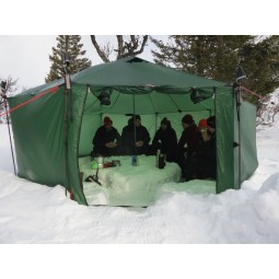 Hilleberg Altai Zelt UL grün im Einsatz mit selbst gegrabenen Schneevertiefungen als Sitzbank