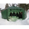 Hilleberg Altai Zelt UL grün im Einsatz mit selbst gegrabenen Schneevertiefungen als Sitzbank