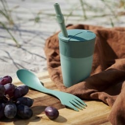 Light My Fire Spork Bio Shadygreen mit Getränk angerichtet (nicht enthalten)