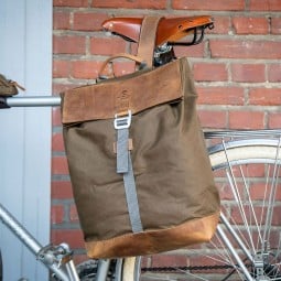 Steinkauz Pedalist Kurierrucksack ans Fahrrad gehängt