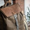 Steinkauz Pedalist Kurierrucksack Detailansicht Lederpatch mit Logo