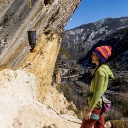 Jetboil Hanging Kit in unebenem Felsgelände im Einsatz