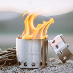 Solo Stove Lite Holzofen mit Topfstand daneben