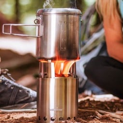 Solo Stove Titan Holzofen mit Pot 1800 (nicht enthalten) eingesetzt