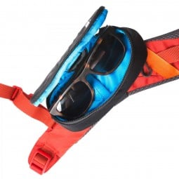 Tatonka Strap Case M beispielhaft an rotem Schulterträger befestigt mit Sonnenbrille darin