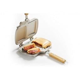 Snow Peak Tramezzino Sandwich Maker mit Sandwich darin