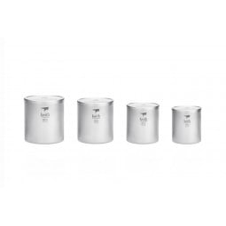 Keith Titanium Doublewall Mug Set einzelne Mugs nebeneinander mit geschlossenen Deckel