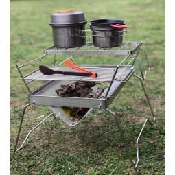 Belmont Bonfire Table Tokobi Set Beispiel Bild mit Kochgeschirr und Grillzange