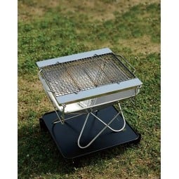 Snow Peak Fireplace Grill Bridge L zusammen mit Grillrost und Feuerschale im Einsatz (nicht im Lieferumfang enthalten)