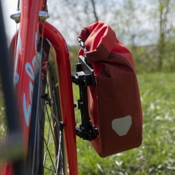 Tasche zusammen mit Ortlieb Fork Pack Adapter 45° to 30° montiert, Ansicht von hinten