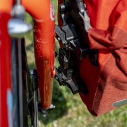 Detailansicht des größeren Abstandes, den der Ortlieb Fork Pack Adapter 45° to 30° der Tasche verleiht