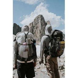 Hyperlite Mountain Gear 55 Junction Rucksack schwarz und weiß nebeneinander