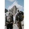 Hyperlite Mountain Gear 55 Junction Rucksack schwarz und weiß nebeneinander