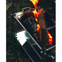 Takibi Solo Feuerschale mit Holzscheiten darin