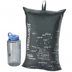 Therm-a-Rest Honcho Poncho Packmaß im Vergleich zu einer Nalgene Flasche