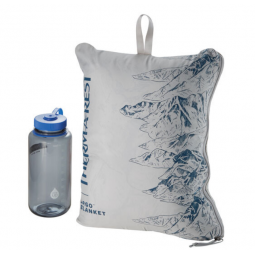 Therm-a-Rest Argo Blanket Beispielbild Packmaß im Vergleich zu einer 1 Liter Nalgene Flasche